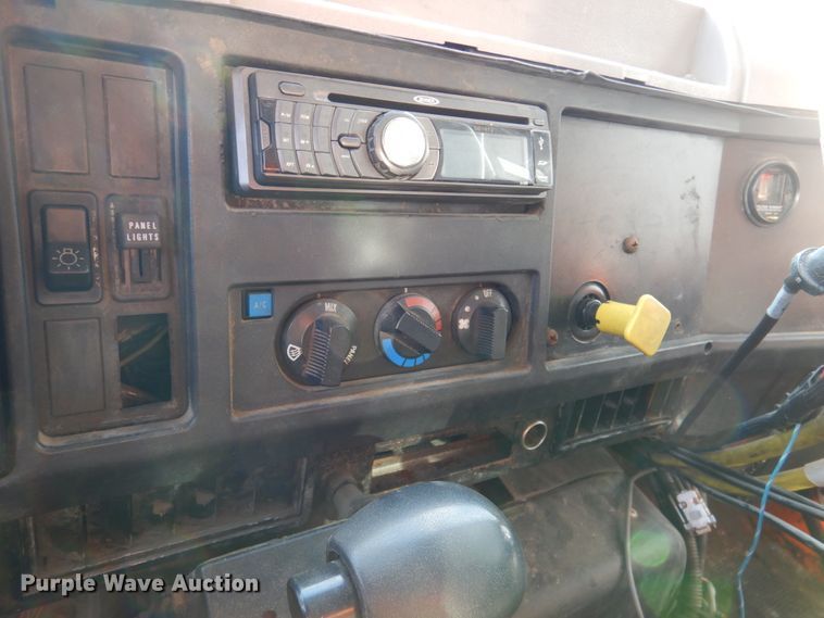 image for item DN2604 1999 International 4900  dump truck