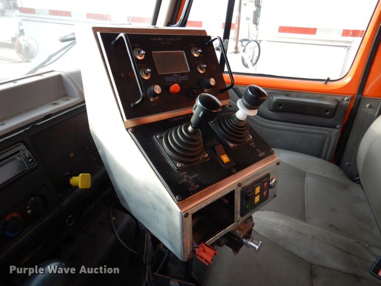 image for item DN2604 1999 International 4900  dump truck