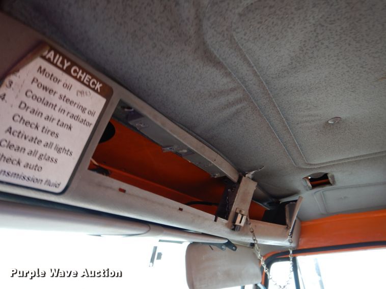 image for item DN2604 1999 International 4900  dump truck