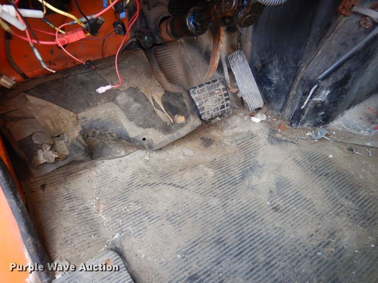 image for item DN2604 1999 International 4900  dump truck