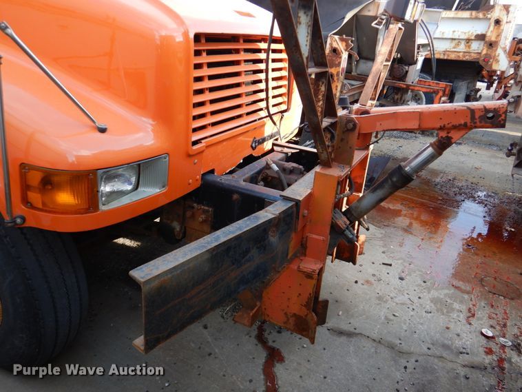 image for item DN2604 1999 International 4900  dump truck