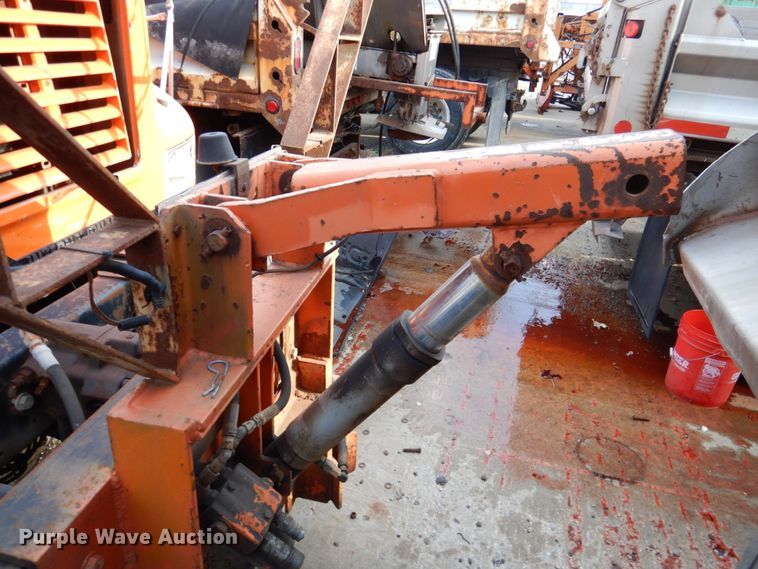 image for item DN2604 1999 International 4900  dump truck