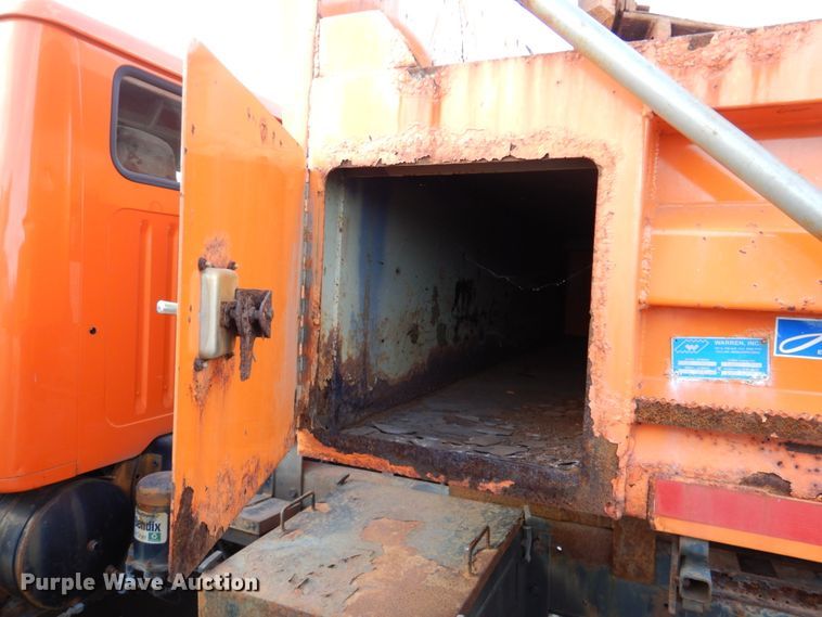 image for item DN2604 1999 International 4900  dump truck