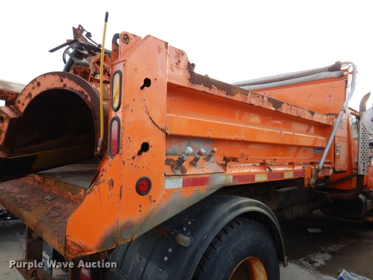 image for item DN2604 1999 International 4900  dump truck