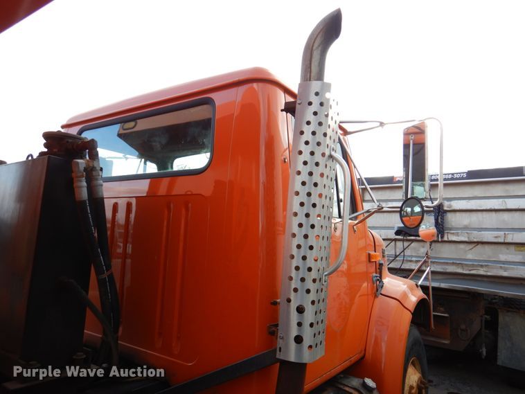 image for item DN2604 1999 International 4900  dump truck