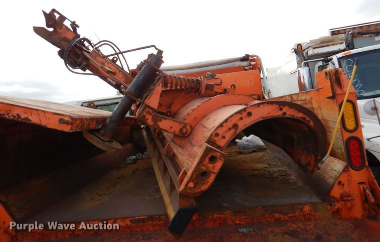 image for item DN2604 1999 International 4900  dump truck