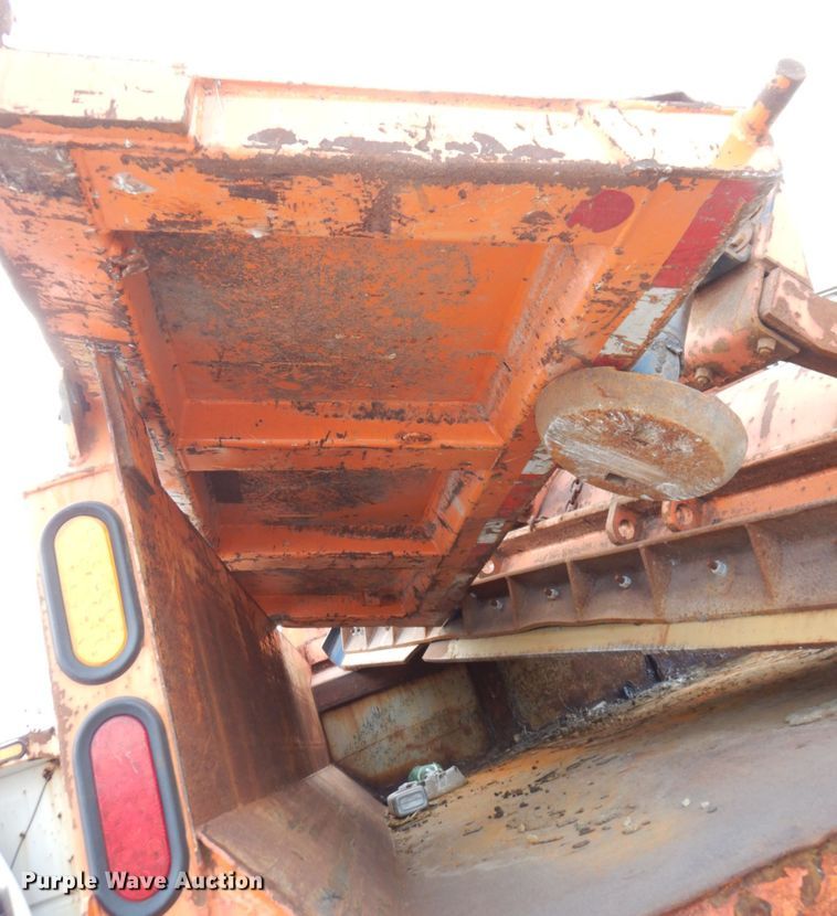 image for item DN2604 1999 International 4900  dump truck