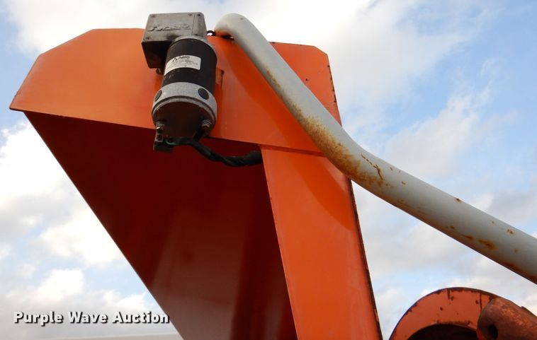 image for item DN2604 1999 International 4900  dump truck