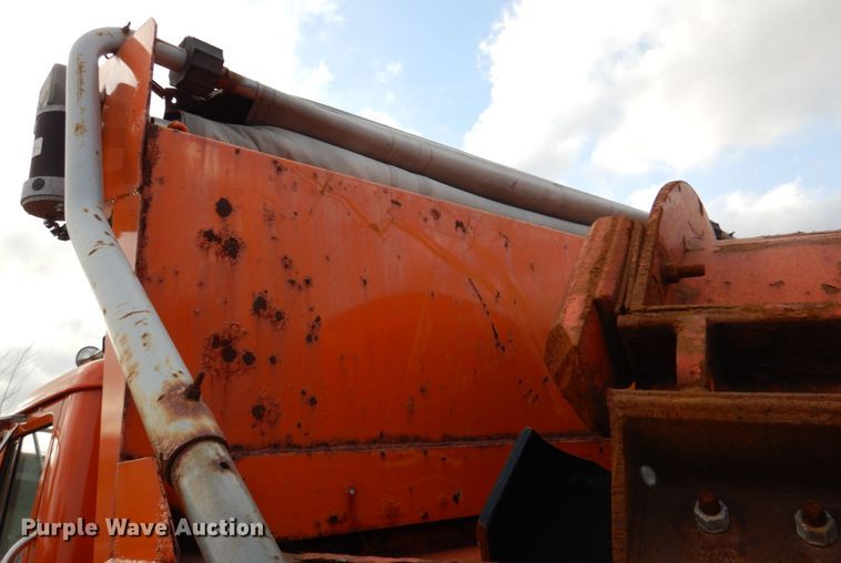 image for item DN2604 1999 International 4900  dump truck