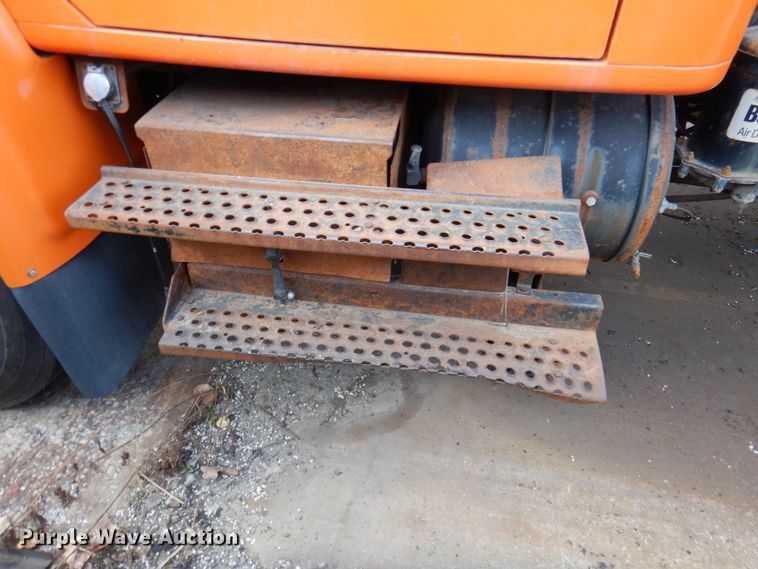 image for item DN2604 1999 International 4900  dump truck