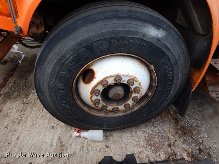 image for item DN2604 1999 International 4900  dump truck