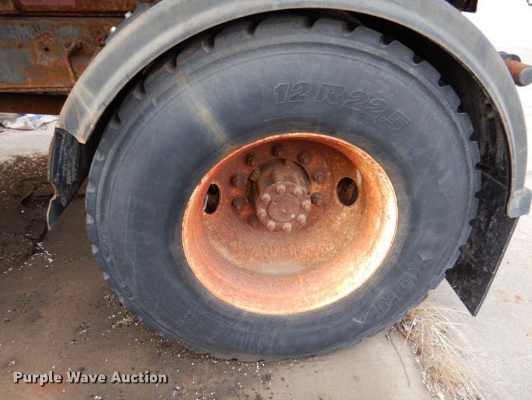 image for item DN2604 1999 International 4900  dump truck