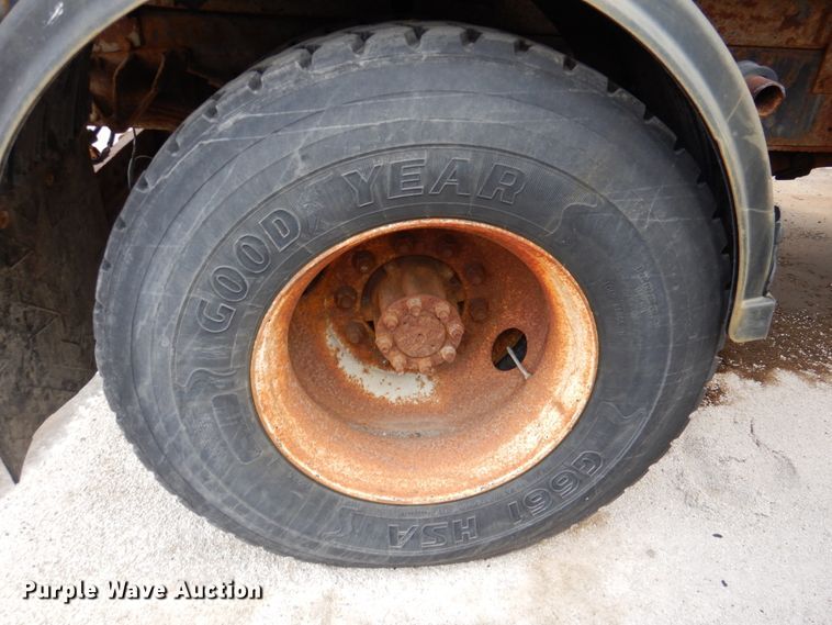 image for item DN2604 1999 International 4900  dump truck