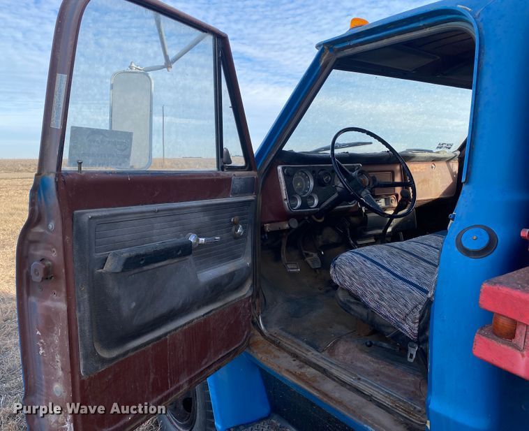 image for item DJ7559 1972 GMC 5500  grain truck