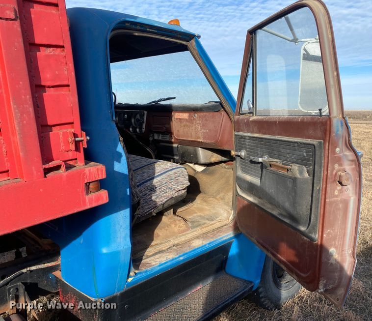 image for item DJ7559 1972 GMC 5500  grain truck