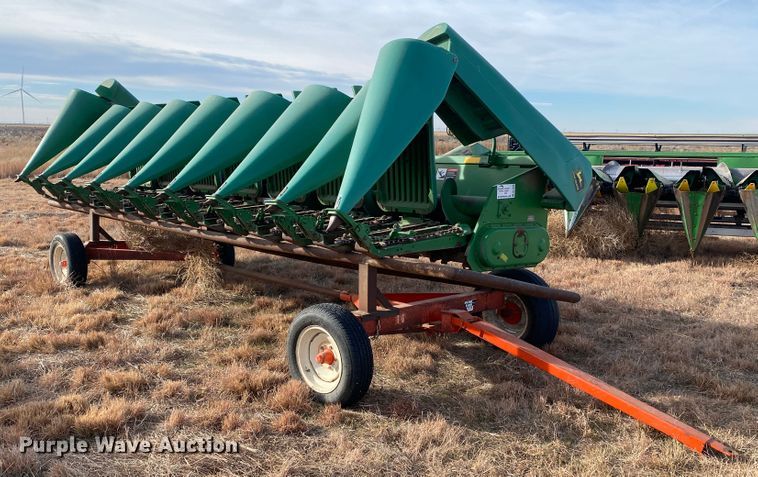 image for item DL1258 1996 John Deere 893  corn head