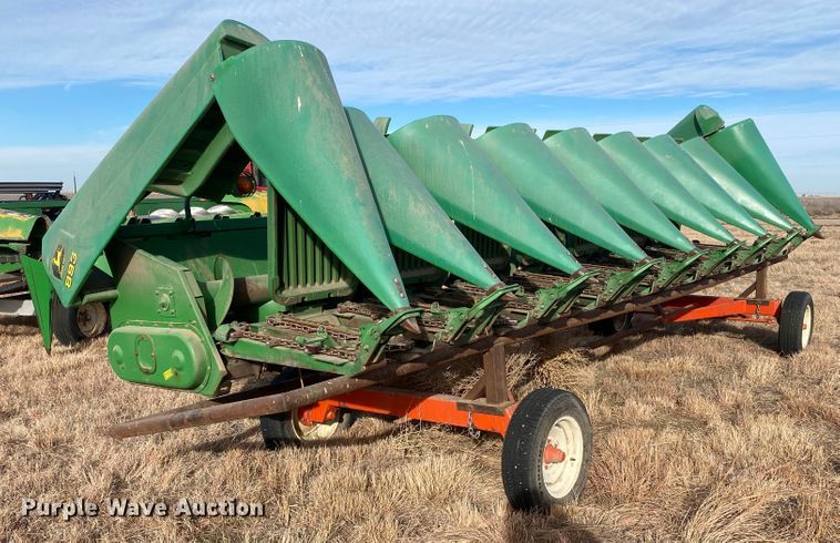 image for item DL1258 1996 John Deere 893  corn head