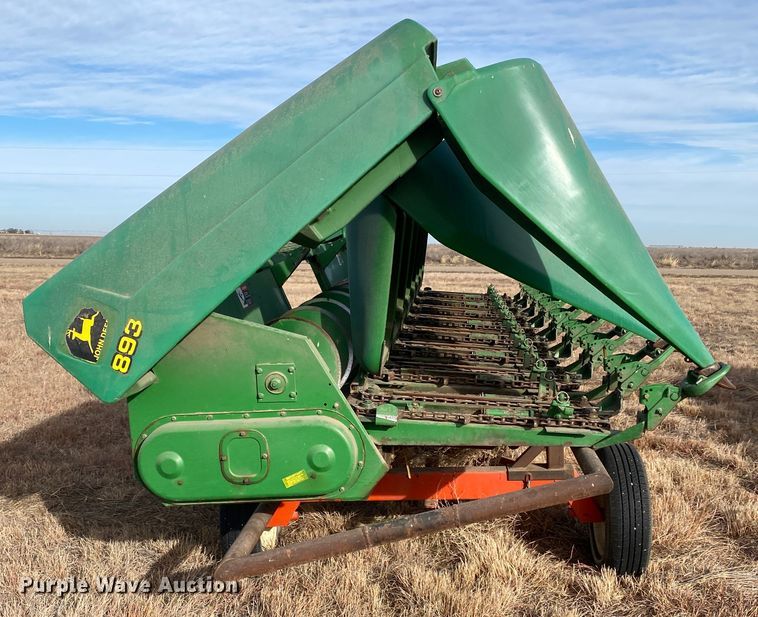 image for item DL1258 1996 John Deere 893  corn head