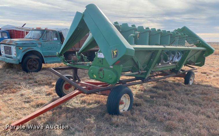 image for item DL1258 1996 John Deere 893  corn head