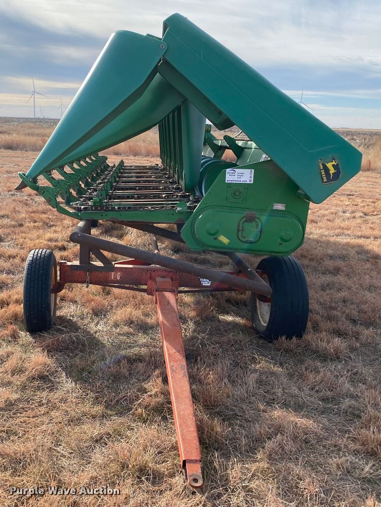 image for item DL1258 1996 John Deere 893  corn head