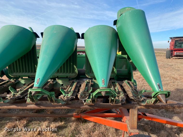 image for item DL1258 1996 John Deere 893  corn head