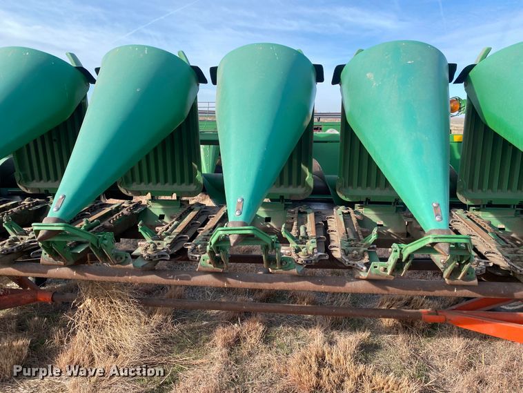 image for item DL1258 1996 John Deere 893  corn head