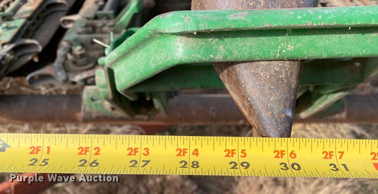 image for item DL1258 1996 John Deere 893  corn head