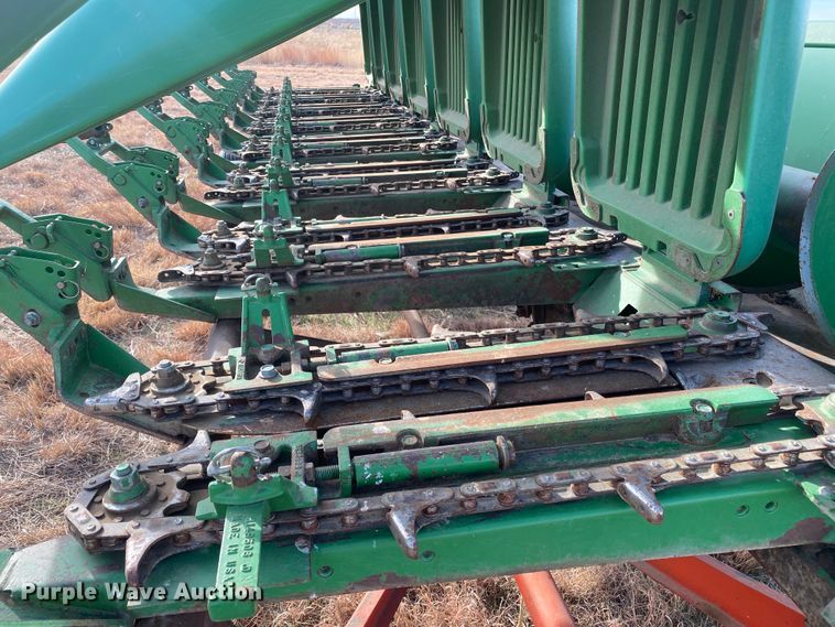 image for item DL1258 1996 John Deere 893  corn head