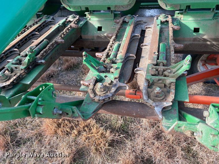 image for item DL1258 1996 John Deere 893  corn head