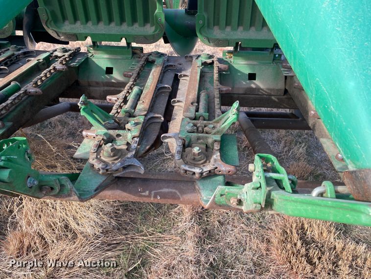 image for item DL1258 1996 John Deere 893  corn head
