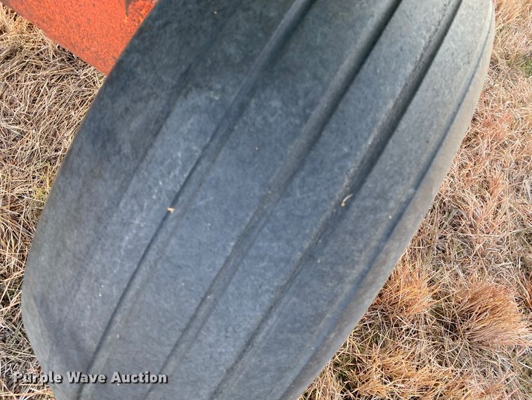 image for item DL1258 1996 John Deere 893  corn head