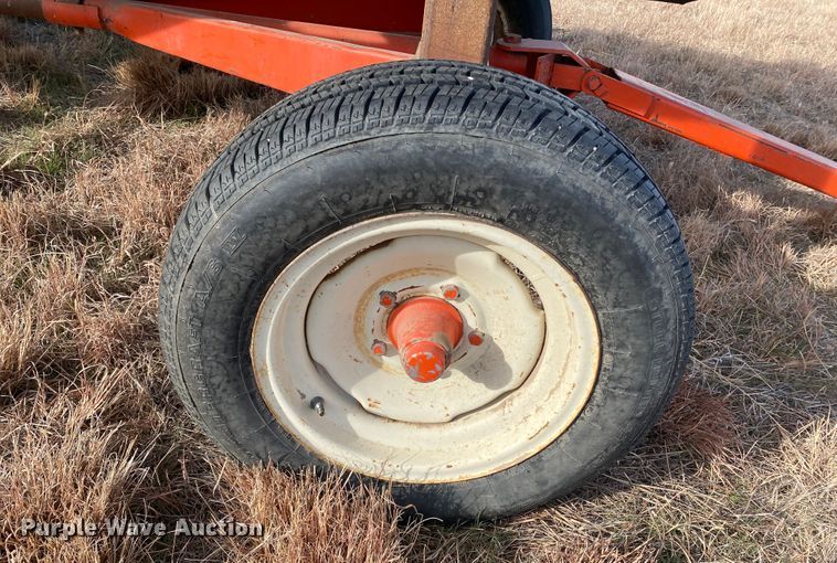 image for item DL1258 1996 John Deere 893  corn head