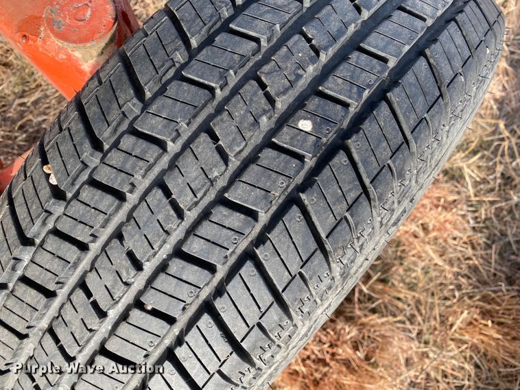 image for item DL1258 1996 John Deere 893  corn head