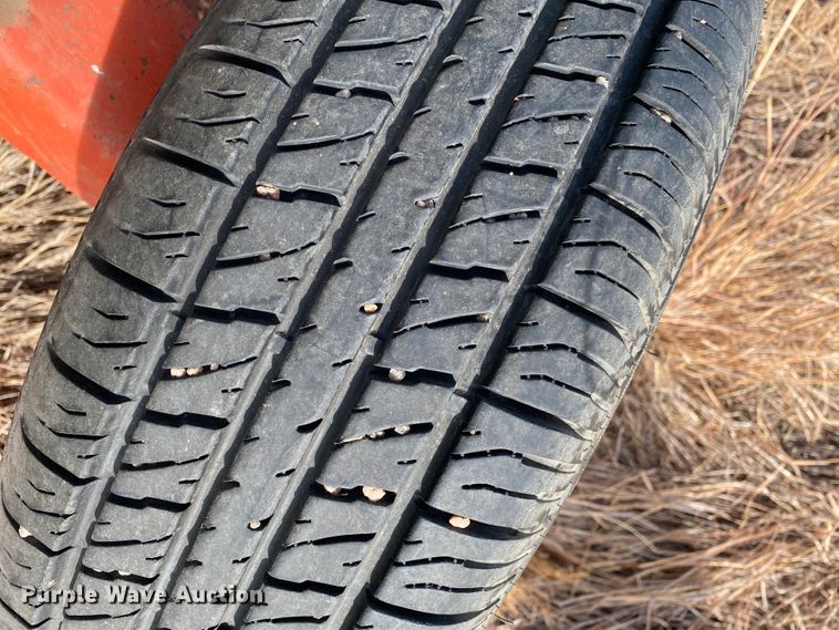 image for item DL1258 1996 John Deere 893  corn head