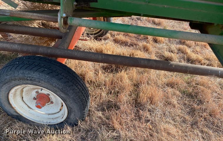 image for item DL1258 1996 John Deere 893  corn head