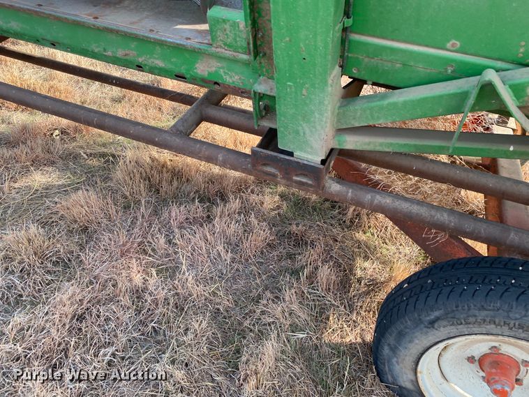 image for item DL1258 1996 John Deere 893  corn head