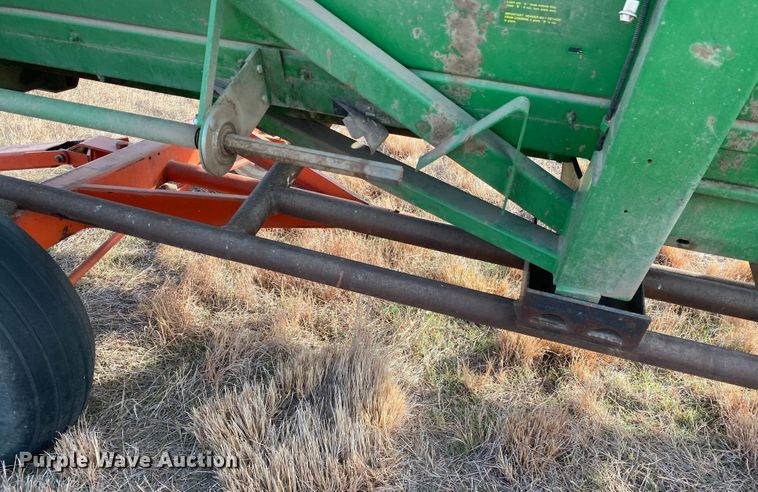 image for item DL1258 1996 John Deere 893  corn head