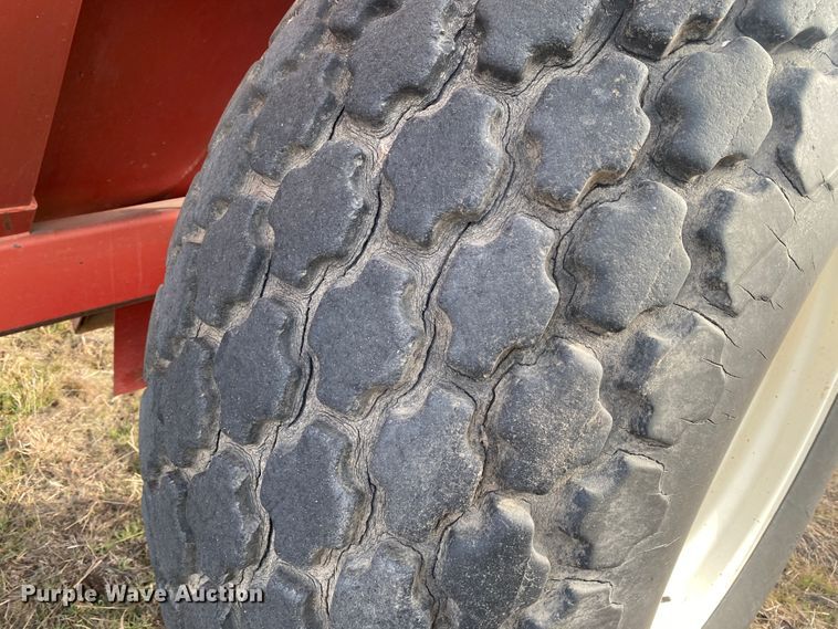 image for item DL1265 Brent 610  grain cart