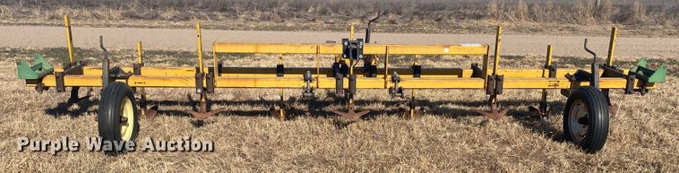image for item DL1279 Row crop cultivator