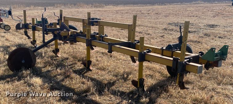 image for item DL1279 Row crop cultivator