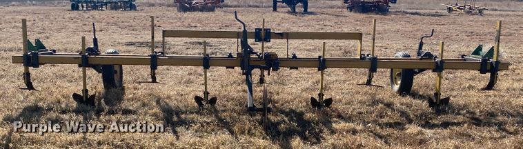 image for item DL1279 Row crop cultivator