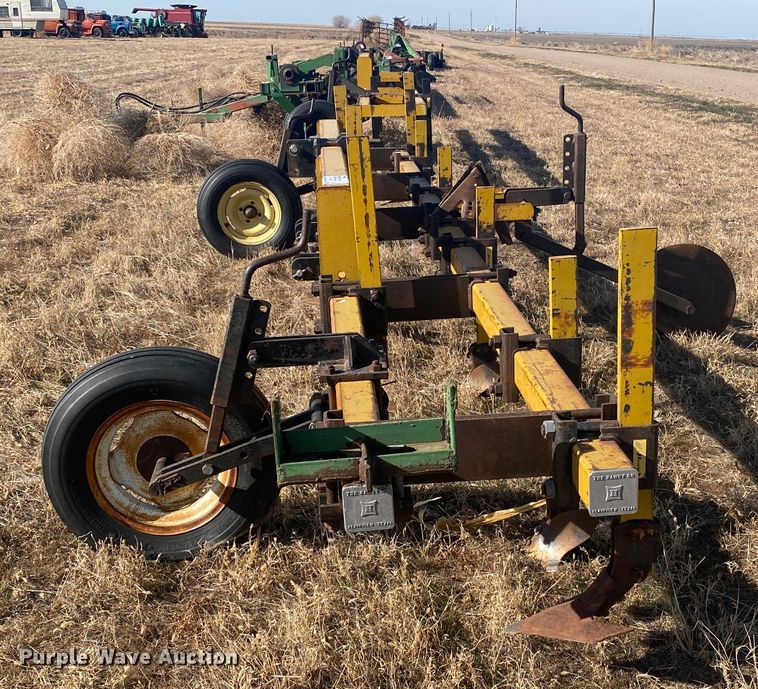 image for item DL1279 Row crop cultivator