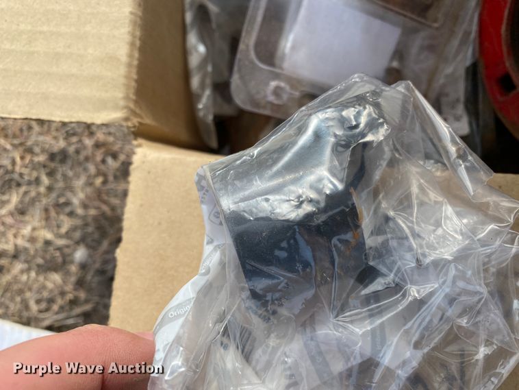 image for item DL1286 2001 New Holland HW320  windrower