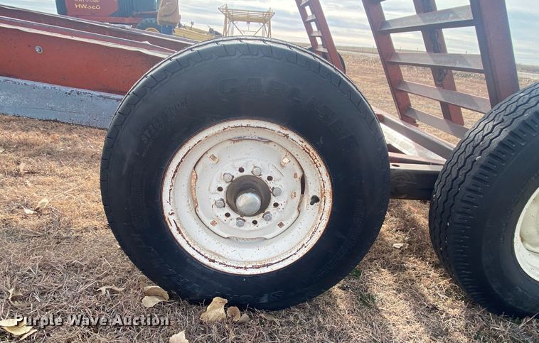 image for item DL1286 2001 New Holland HW320  windrower