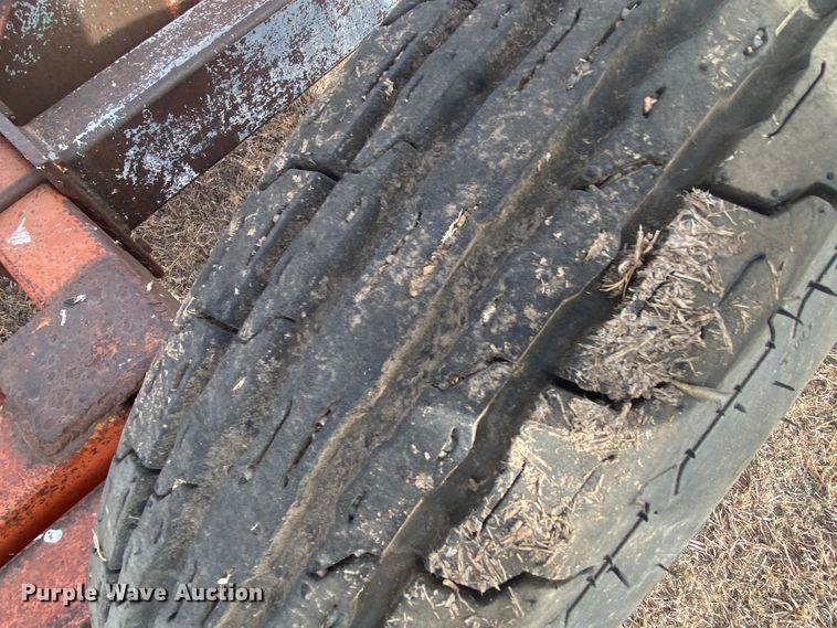 image for item DL1286 2001 New Holland HW320  windrower