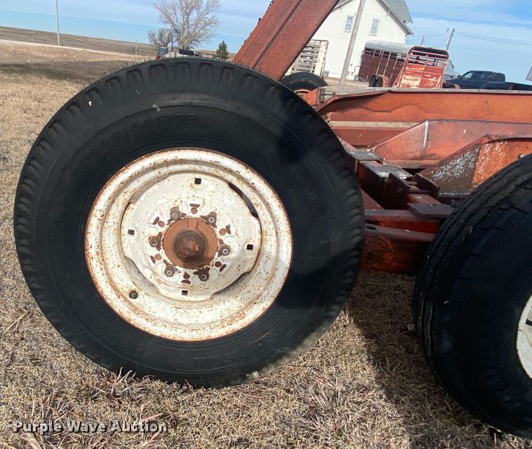 image for item DL1286 2001 New Holland HW320  windrower