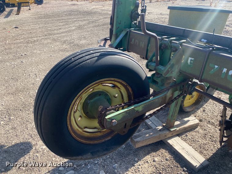 image for item DL1308 John Deere P7100  planter