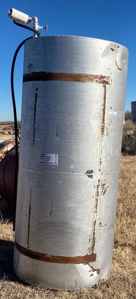 image for item DL1339 (2) fuel tanks