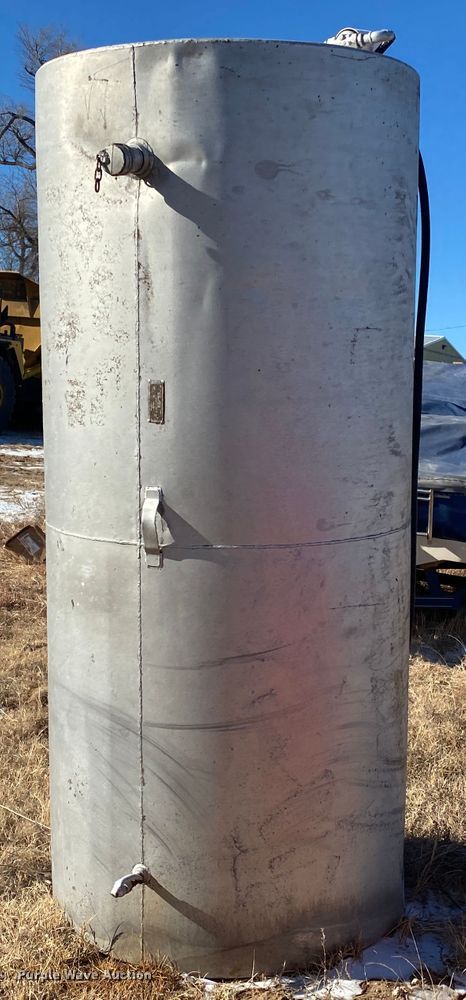 image for item DL1339 (2) fuel tanks