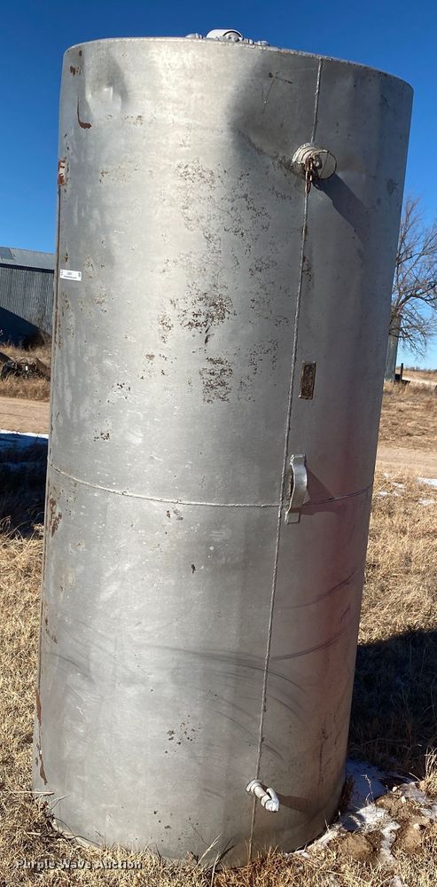 image for item DL1339 (2) fuel tanks